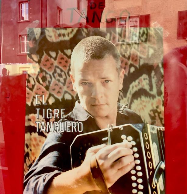 Plakat im Schaufenster Tardecitas de Tango con el Duo Los Tigres Tangueros